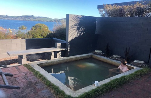 Waipahihi House | Lake Views Bach with Wi-Fi & outdoor thermal pool
