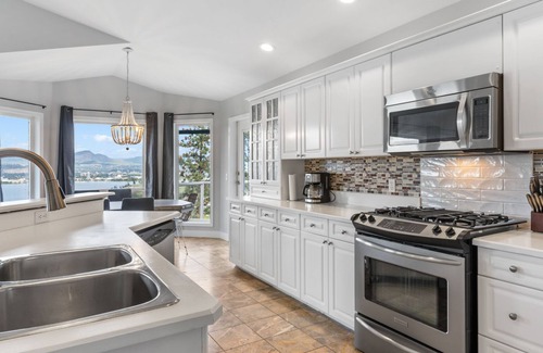 West Kelowna Estates House | Lake Views Beach Home - 6 mins to Downtown Kelowna