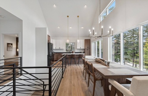Lakeside House | Lake Views, Modern & Luxurious, Walk to Town