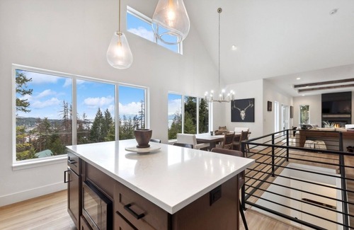 Lakeside House | Lake Views, Modern & Luxurious, Walk to Town