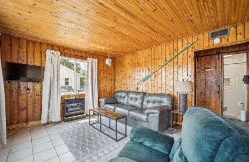 Oscoda House | Lake Views with Big Windows & Bath