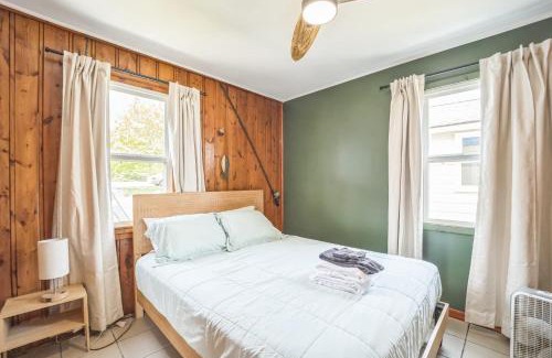 Oscoda House | Lake Views with Big Windows & Bath