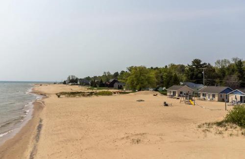 Oscoda House | Lake Views with Big Windows & Bath