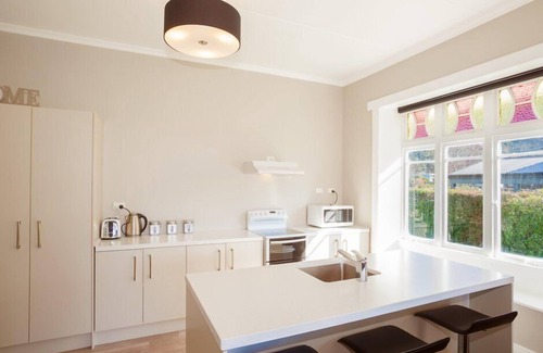 Kingston House | Lake Villa 3 Bedroom in Kingston