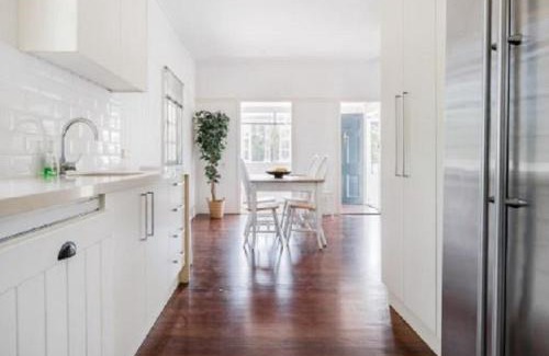Peregian Beach Cabin | Lake Weyba Noosa Lodge & Kangaroos