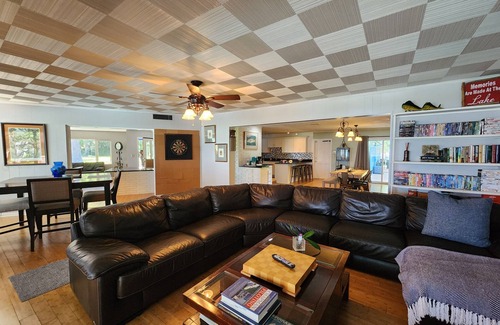 Auburndale House | Lake Whistler Beach House with lakefront pool