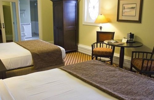 Yellowstone National Park Hotel | Lake Yellowstone Hotel & Cabins - Inside the Park