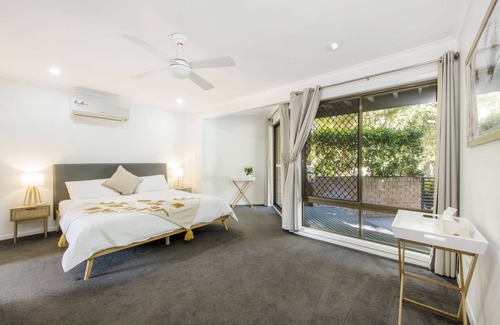 Central Coast House | Lakedge Retreat ~ Large Pool+NBN+3Ensuites