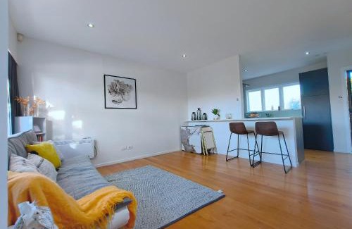 Takapuna Villa | Lakefornt Central Comfort Near Beach