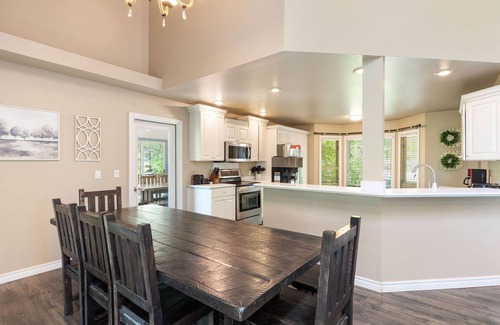Lampe House | Lakefront 10 Acre Private Home-Private Dock, Kayaks, Pool Table (no Cabooses in winter)