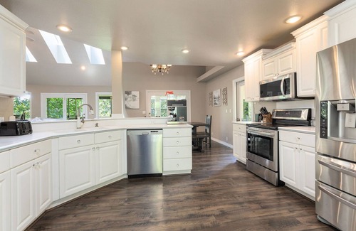 Lampe House | Lakefront 10 Acre Private Home-Private Dock, Kayaks, Pool Table (no Cabooses in winter)