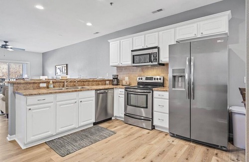 Camdenton Condo | Lakefront 2 Bedroom Condo Close to Amphitheater
