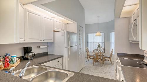 South Bradenton House | Lakefront 2BR condo near IMG - Pool, Pickleball, Tennis