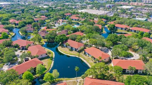 South Bradenton House | Lakefront 2BR condo near IMG - Pool, Pickleball, Tennis