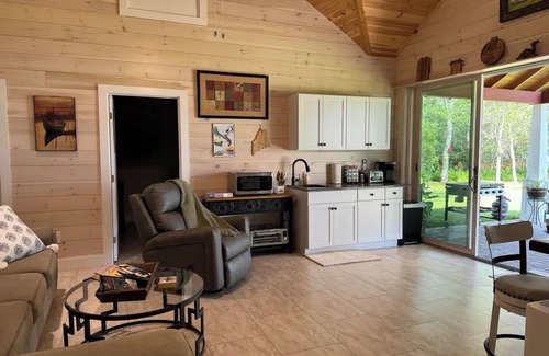 Oakland House | Lakefront 3 bedroom pet friendly on Messalonskee. Relax, rejuvenate, and restore