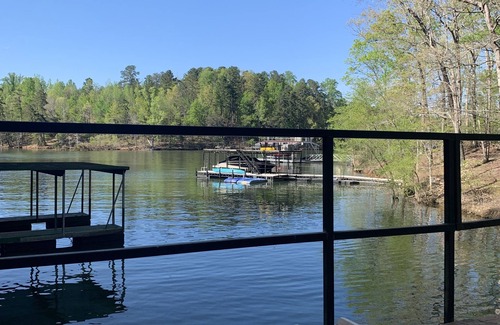 Gainesville House | Lakefront 3 bedroom cabin on Lake Lanier, near Gainesville Marina