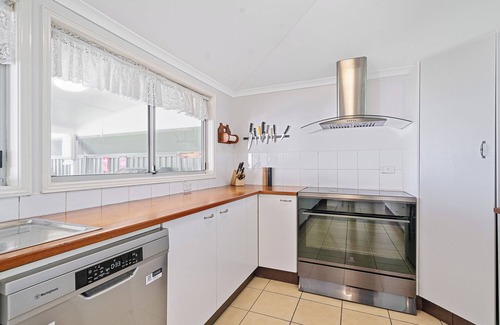Tuggerawong House | Lakefront 4 Bedroom House