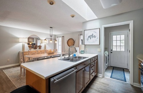 Crane Hill House | Lakefront 4 BR house with fire pit/2 KING BEDROOMS