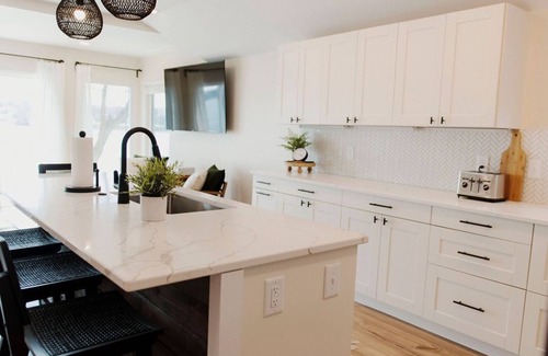 Spirit Lake House | Lakefront 4BR 4 BA Luxurious Bungalow