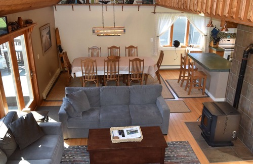 Treasure Lake House | Lakefront, 4br, 4Ba, Huge Yard and Patio, Docks, Private HOT TUB - sleeps 14+