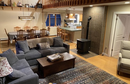 Treasure Lake House | Lakefront, 4br, 4Ba, Huge Yard and Patio, Docks, Private HOT TUB - sleeps 14+