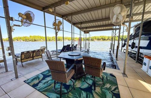 Gravois Mills House | Lakefront 5bed4bathdockhot Tubkayaksfirepit