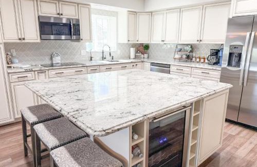Gravois Mills House | Lakefront 5bed4bathdockhot Tubkayaksfirepit