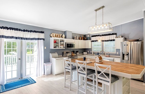 Henrico House | Lakefront 5BR home with deep water-SPRING SPECIAL early check-in/late check-out