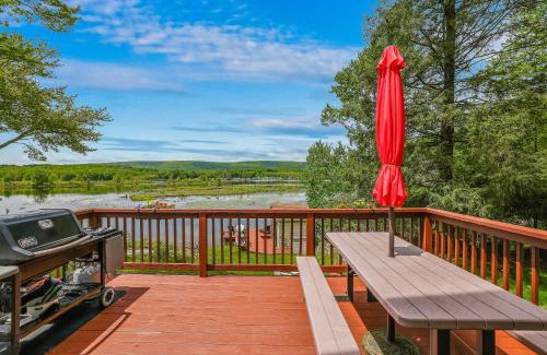 Lake Ariel House | Lakefront A-frame Hot Tub, Dock, Kayaks, Games