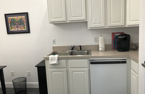 College Park Apartment | Lakefront Artist's Studio- Isolate in Luxury!