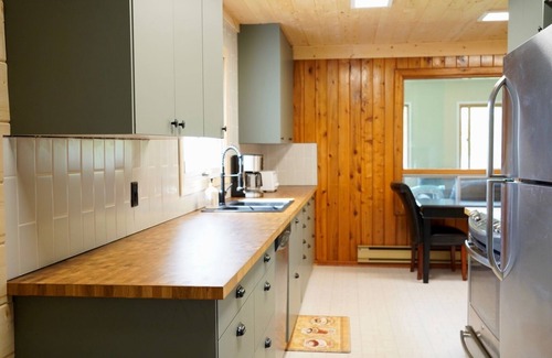 Lac du Bonnet Cabin | Lakefront at Pinawa Bay! Boating, swimming, fishing, hunting, sledding and more