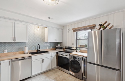 Waterford Cottage | Lakefront Beach Cottage on Private All Sports Elizabeth Lake.
