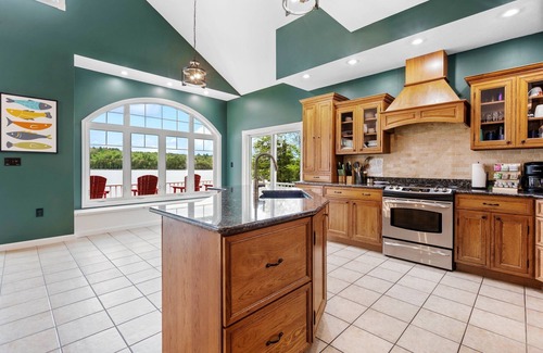 Hartland House | Lakefront & Beach, Game Room, Gorgeous Views, Swim, Kayak, Fire Pit & Pizza oven