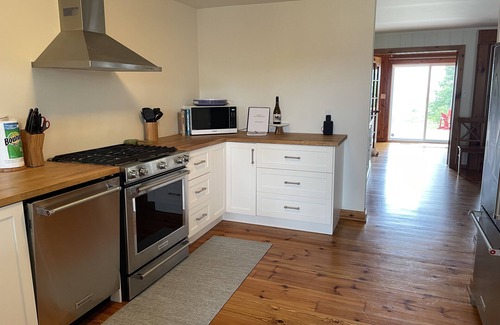 Dashwood Cottage | LAKEFRONT Beach House - Private Beach