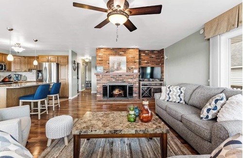Twin Lake House | Lakefront +Beach | Pontoon Rtl | Hot Tub + Kayaks