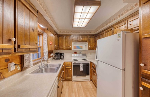 Blairsville Cabin | Lakefront Blairsville Cabin w/Deck + Dock!