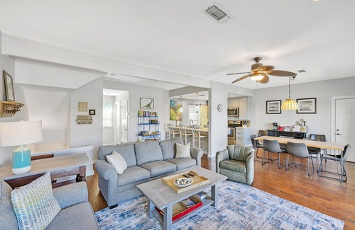 Horseshoe Bay House | Lakefront | Boatslip | SUP/Kayaks | Wi-Fi | King