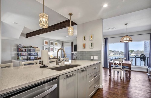 Horseshoe Bay House | Lakefront | Boatslip | SUP/Kayaks | Wi-Fi | King