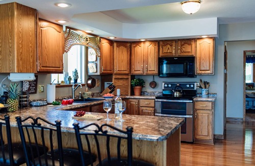 Frontier House | LAKEFRONT! BOOK NOW for a beautiful getaway! Up to 12 Guests - Pets