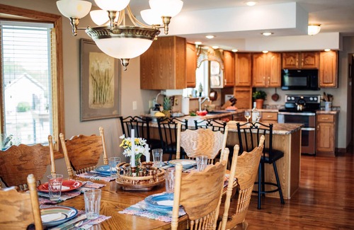 Frontier House | LAKEFRONT! BOOK NOW for a beautiful getaway! Up to 12 Guests - Pets