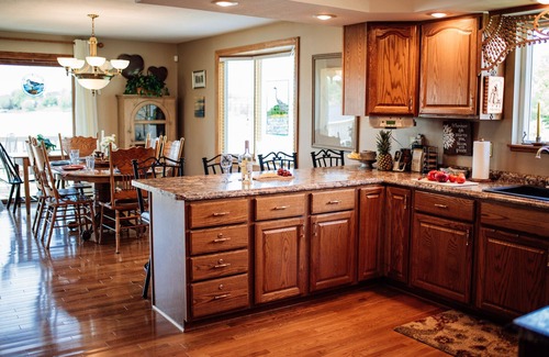 Frontier House | LAKEFRONT! BOOK NOW for a beautiful getaway! Up to 12 Guests - Pets