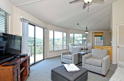 Lakeway House | Lakefront Bungalow with shared community pool and hot tub #8
