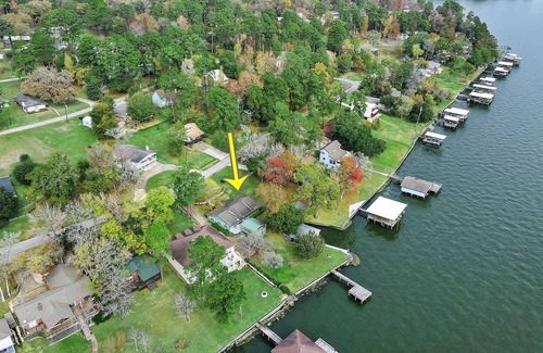 Pointblank House | Lakefront Cabin in The Trees-Lake Livingston, TX