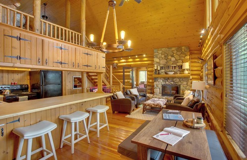 New London Cabin | Lakefront Cabin Retreat, 2-Acre Lot w/Deck!