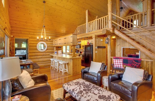 New London Cabin | Lakefront Cabin Retreat, 2-Acre Lot w/Deck!
