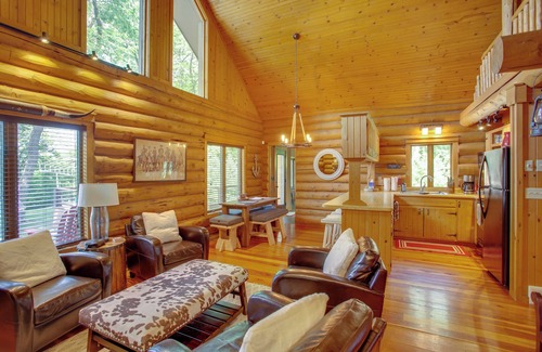 New London Cabin | Lakefront Cabin Retreat, 2-Acre Lot w/Deck!