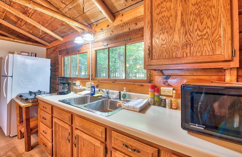 Levering Cottage | Lakefront Cabin w/Beach Access: Levering Retreat