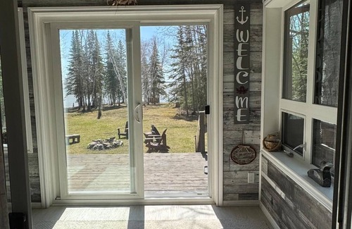 Hecla-Grindstone Provincial Park Cabin | Lakefront Cabin w/Private Beach, Deck, Veranda & Full Kitchen – Pet Friendly