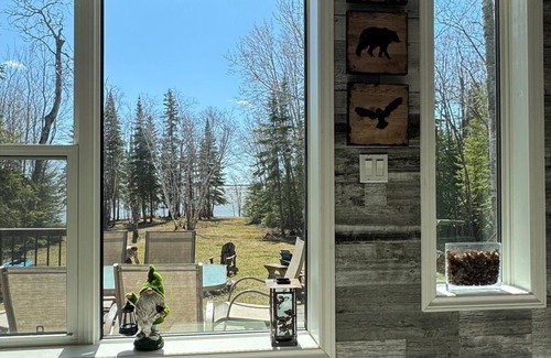 Hecla-Grindstone Provincial Park Cabin | Lakefront Cabin w/Private Beach, Deck, Veranda & Full Kitchen – Pet Friendly
