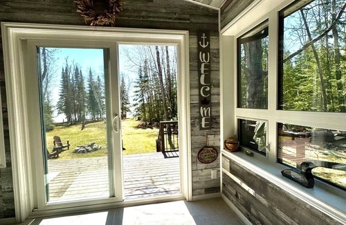 Hecla-Grindstone Provincial Park Cabin | Lakefront Cabin w/Private Beach, Deck, Veranda & Full Kitchen – Pet Friendly